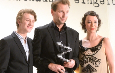 APA11127420 - 23012013 - WIEN - ÖSTERREICH: ZU APA-TEXT KI - Verleihung "Österreichischer Filmpreis 2013" am Mittwoch, 23. Jänner 2013, im Wiener Rathaus. Im Bild: (v.l.) Thomas Schubert, Martin Gschlacht ("Beste Kamera") und Ursula Strauss während der Preisverleihung. APA-FOTO: HERBERT PFARRHOFER